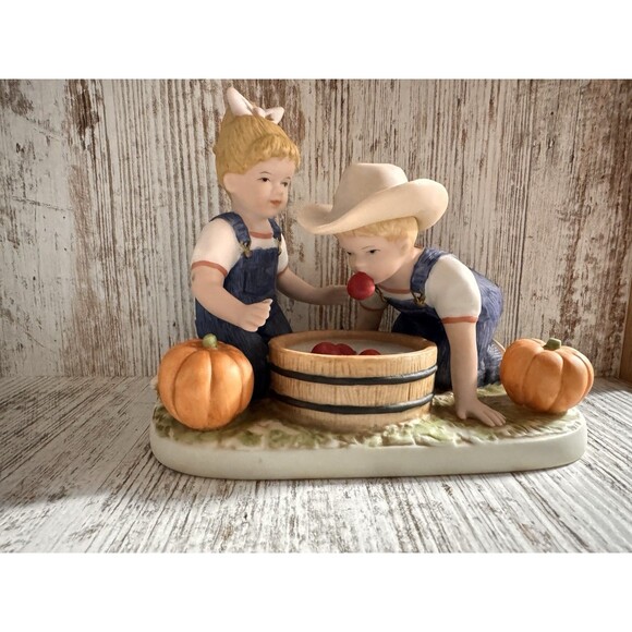 Home Interiors 1985 Denim Days Figurine by HOMCO 1527 Pumpkins Bobbing For Apple - Picture 7 of 14